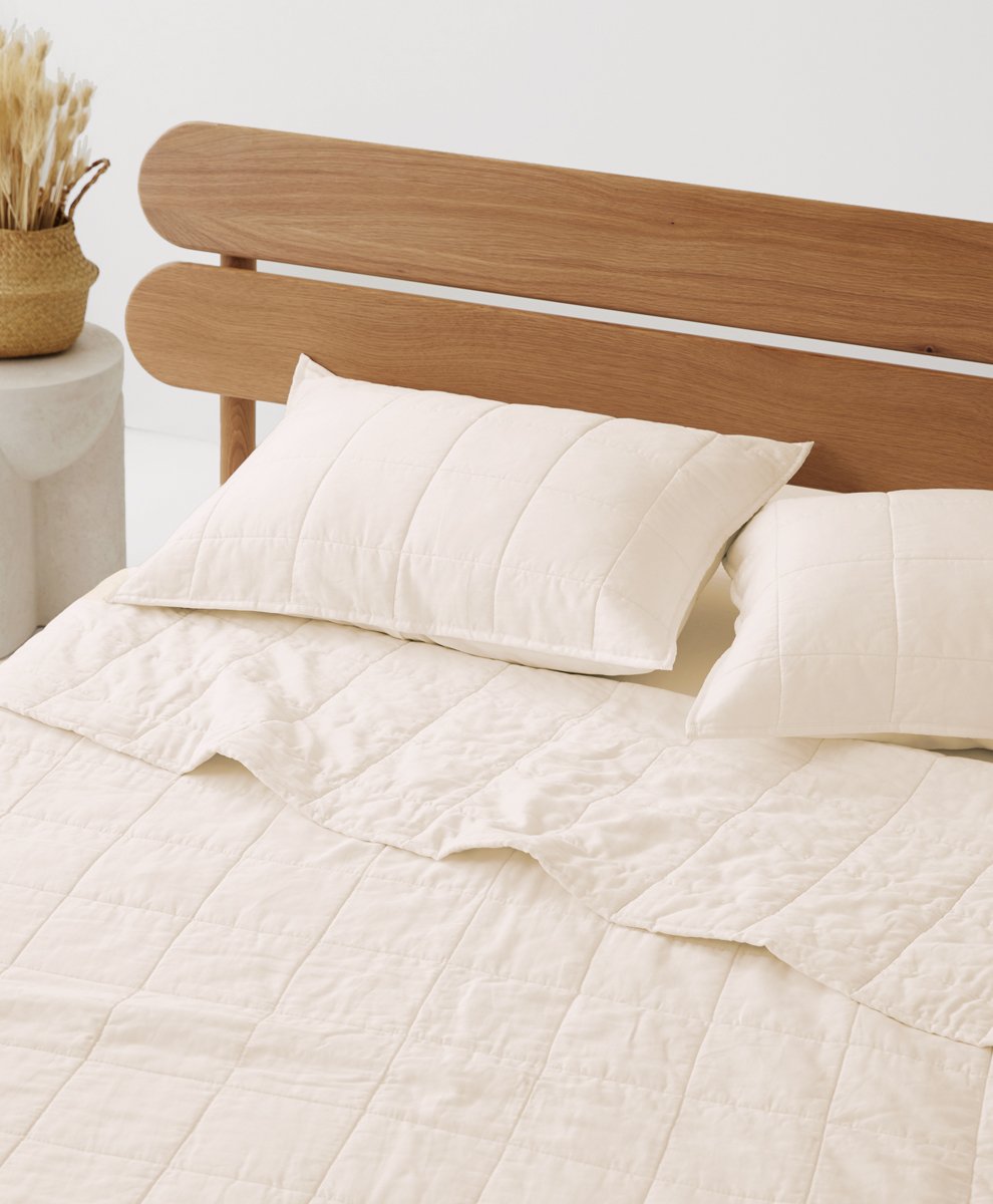 WHITE BLANKET & OUILTS image 2