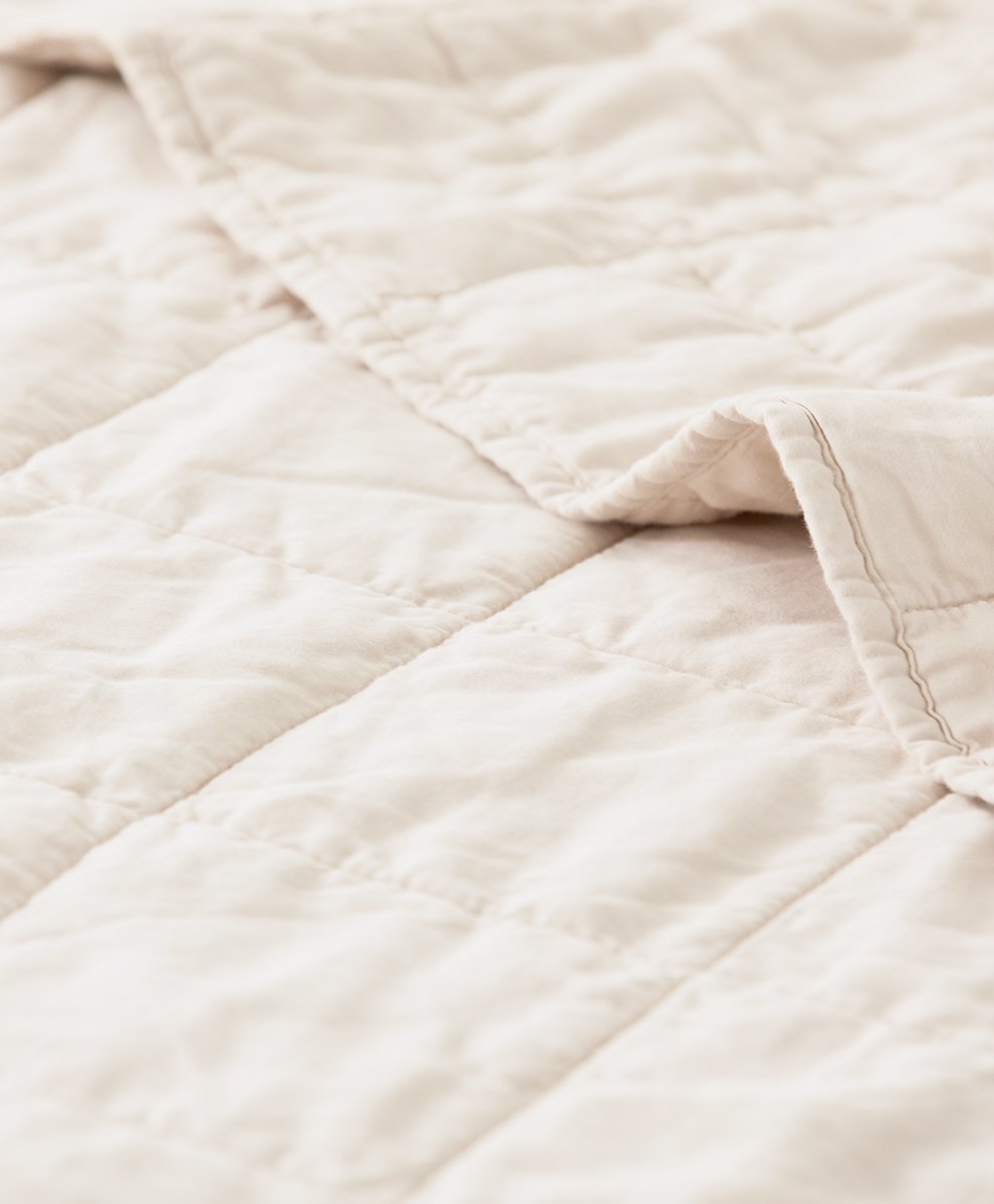 WHITE BLANKET & OUILTS image 3