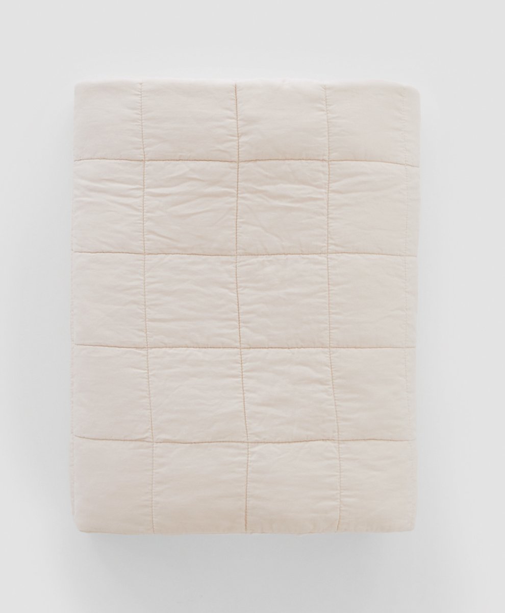 WHITE BLANKET & OUILTS